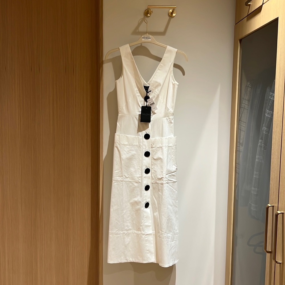 Saloni brand size US (2), never worn with tags still attached. Classic & elegant